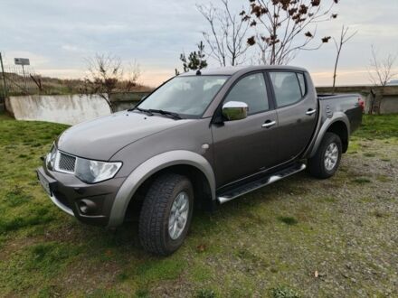 Серый Мицубиси Л 200, объемом двигателя 2.5 л и пробегом 251 тыс. км за 15500 $, фото 1 на Automoto.ua