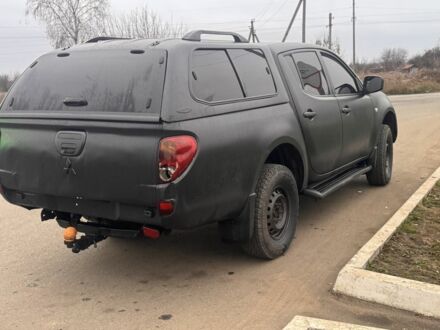 Серый Мицубиси Л 200, объемом двигателя 2.5 л и пробегом 150 тыс. км за 7500 $, фото 1 на Automoto.ua