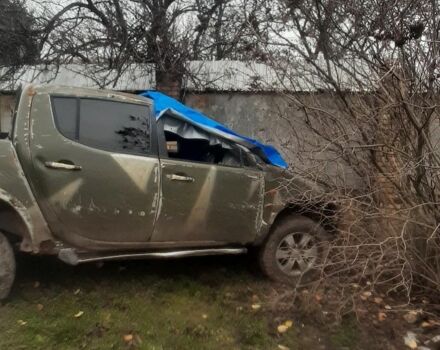 Зеленый Мицубиси Л 200, объемом двигателя 0 л и пробегом 200 тыс. км за 2500 $, фото 3 на Automoto.ua