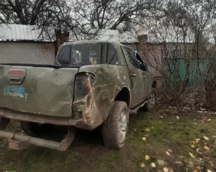 Зеленый Мицубиси Л 200, объемом двигателя 0 л и пробегом 200 тыс. км за 2500 $, фото 2 на Automoto.ua