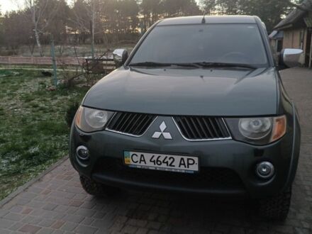 Зеленый Мицубиси Л 200, объемом двигателя 2 л и пробегом 257 тыс. км за 14500 $, фото 1 на Automoto.ua