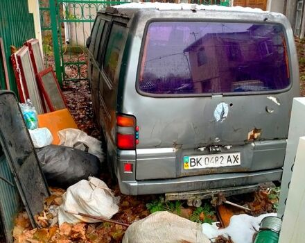 Серый Мицубиси Л300, объемом двигателя 2 л и пробегом 285 тыс. км за 1000 $, фото 1 на Automoto.ua
