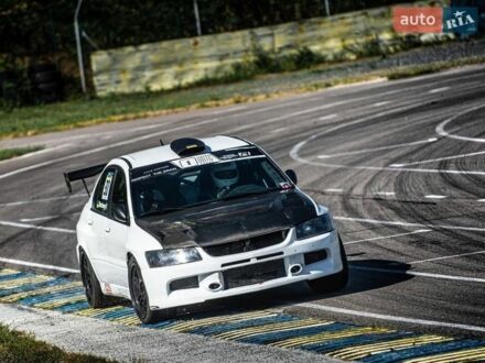 Белый Мицубиси Лансер Эволюшн, объемом двигателя 2 л и пробегом 20 тыс. км за 37000 $, фото 1 на Automoto.ua