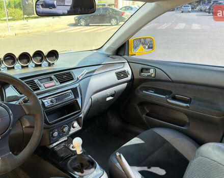 Жовтий Міцубісі Лансер Еволюшн, об'ємом двигуна 2 л та пробігом 124 тис. км за 32000 $, фото 12 на Automoto.ua