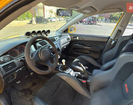 Жовтий Міцубісі Лансер Еволюшн, об'ємом двигуна 2 л та пробігом 124 тис. км за 32000 $, фото 16 на Automoto.ua