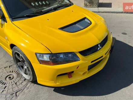 Желтый Мицубиси Лансер Эволюшн, объемом двигателя 2 л и пробегом 124 тыс. км за 32000 $, фото 1 на Automoto.ua