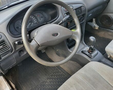 Білий Міцубісі Lancer, об'ємом двигуна 1.3 л та пробігом 280 тис. км за 2750 $, фото 2 на Automoto.ua