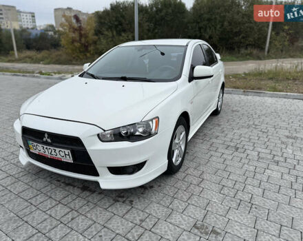 Белый Мицубиси Лансер, объемом двигателя 2 л и пробегом 205 тыс. км за 7000 $, фото 1 на Automoto.ua