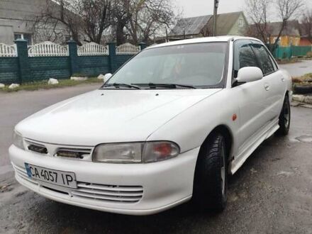 Белый Мицубиси Лансер, объемом двигателя 1.3 л и пробегом 300 тыс. км за 1700 $, фото 1 на Automoto.ua