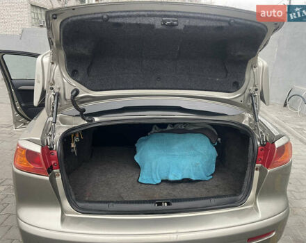 Бежевый Мицубиси Лансер, объемом двигателя 2 л и пробегом 230 тыс. км за 5599 $, фото 9 на Automoto.ua