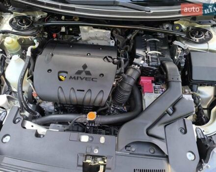 Бежевий Міцубісі Lancer, об'ємом двигуна 2 л та пробігом 100 тис. км за 8000 $, фото 4 на Automoto.ua