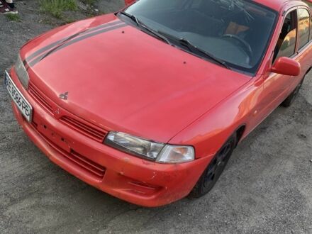 Красный Мицубиси Лансер, объемом двигателя 1.3 л и пробегом 330 тыс. км за 1200 $, фото 1 на Automoto.ua