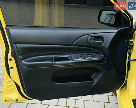 Желтый Мицубиси Лансер, объемом двигателя 2 л и пробегом 263 тыс. км за 4500 $, фото 9 на Automoto.ua