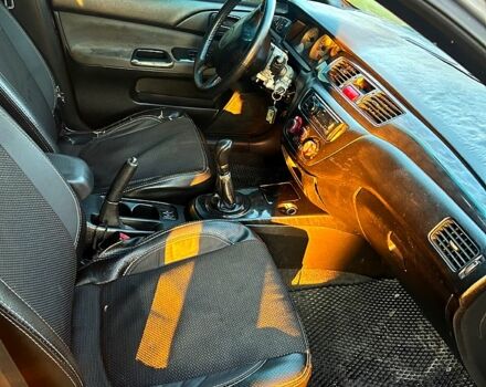 Серый Мицубиси Лансер, объемом двигателя 1.6 л и пробегом 275 тыс. км за 3000 $, фото 3 на Automoto.ua