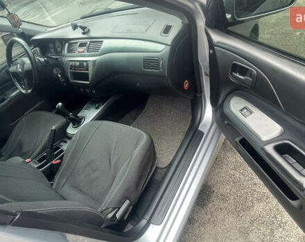 Серый Мицубиси Лансер, объемом двигателя 2 л и пробегом 230 тыс. км за 4000 $, фото 4 на Automoto.ua