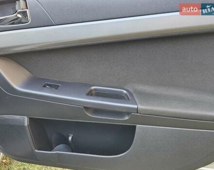 Серый Мицубиси Лансер, объемом двигателя 2 л и пробегом 282 тыс. км за 5450 $, фото 63 на Automoto.ua