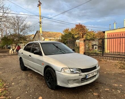 Серый Мицубиси Лансер, объемом двигателя 1.3 л и пробегом 300 тыс. км за 1000 $, фото 1 на Automoto.ua