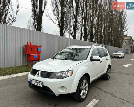 Білий Міцубісі Аутлендер ХЛ, об'ємом двигуна 2 л та пробігом 320 тис. км за 4200 $, фото 1 на Automoto.ua