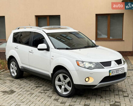Белый Мицубиси Аутлендер ХЛ, объемом двигателя 3 л и пробегом 216 тыс. км за 10500 $, фото 31 на Automoto.ua