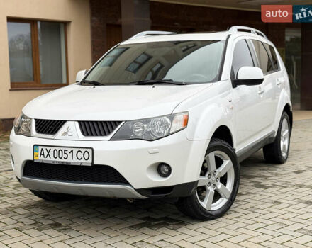 Белый Мицубиси Аутлендер ХЛ, объемом двигателя 3 л и пробегом 216 тыс. км за 10500 $, фото 6 на Automoto.ua