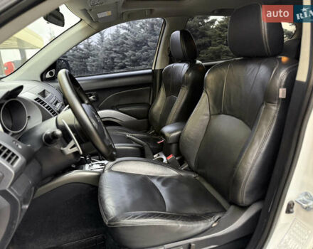 Белый Мицубиси Аутлендер ХЛ, объемом двигателя 3 л и пробегом 216 тыс. км за 10500 $, фото 65 на Automoto.ua