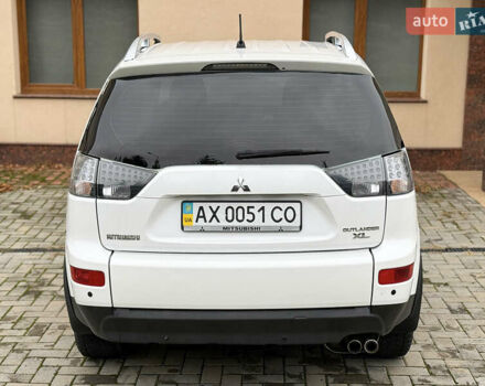 Белый Мицубиси Аутлендер ХЛ, объемом двигателя 3 л и пробегом 216 тыс. км за 10500 $, фото 45 на Automoto.ua