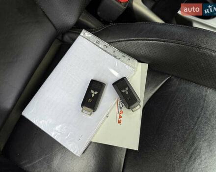 Белый Мицубиси Аутлендер ХЛ, объемом двигателя 3 л и пробегом 216 тыс. км за 10500 $, фото 95 на Automoto.ua