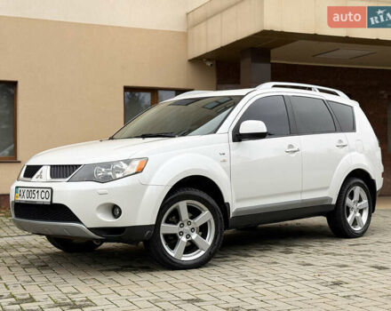 Белый Мицубиси Аутлендер ХЛ, объемом двигателя 3 л и пробегом 216 тыс. км за 10500 $, фото 5 на Automoto.ua