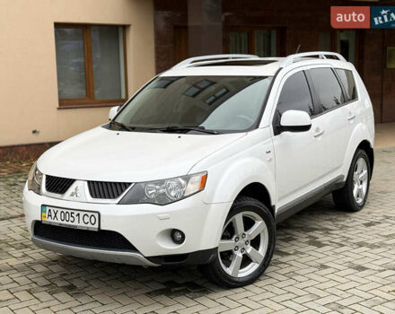 Белый Мицубиси Аутлендер ХЛ, объемом двигателя 3 л и пробегом 216 тыс. км за 10500 $, фото 4 на Automoto.ua