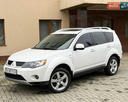 Белый Мицубиси Аутлендер ХЛ, объемом двигателя 3 л и пробегом 216 тыс. км за 10500 $, фото 3 на Automoto.ua