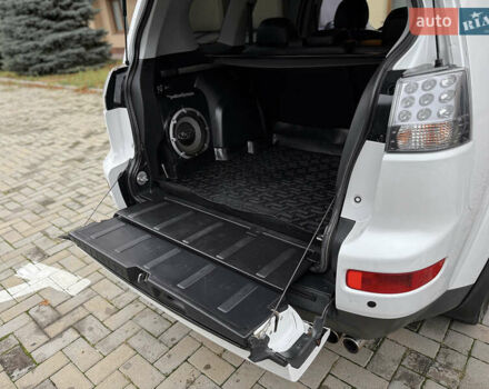 Белый Мицубиси Аутлендер ХЛ, объемом двигателя 3 л и пробегом 216 тыс. км за 10500 $, фото 105 на Automoto.ua