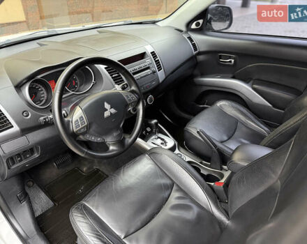 Белый Мицубиси Аутлендер ХЛ, объемом двигателя 3 л и пробегом 216 тыс. км за 10500 $, фото 57 на Automoto.ua