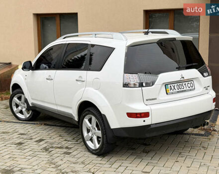 Белый Мицубиси Аутлендер ХЛ, объемом двигателя 3 л и пробегом 216 тыс. км за 10500 $, фото 52 на Automoto.ua