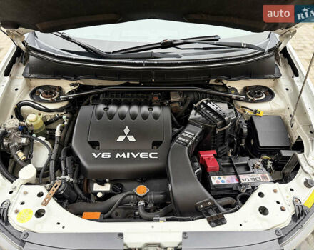 Белый Мицубиси Аутлендер ХЛ, объемом двигателя 3 л и пробегом 216 тыс. км за 10500 $, фото 102 на Automoto.ua