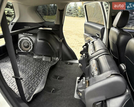 Белый Мицубиси Аутлендер ХЛ, объемом двигателя 3 л и пробегом 216 тыс. км за 10500 $, фото 100 на Automoto.ua