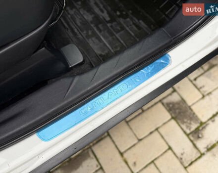 Белый Мицубиси Аутлендер ХЛ, объемом двигателя 3 л и пробегом 216 тыс. км за 10500 $, фото 88 на Automoto.ua