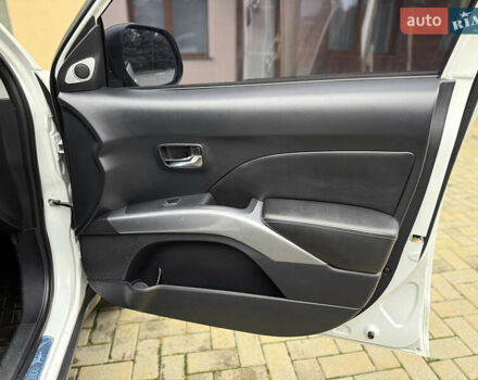 Белый Мицубиси Аутлендер ХЛ, объемом двигателя 3 л и пробегом 216 тыс. км за 10500 $, фото 87 на Automoto.ua