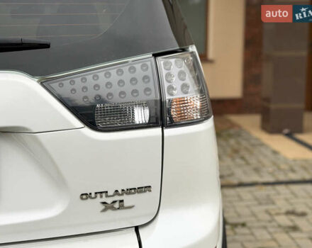 Белый Мицубиси Аутлендер ХЛ, объемом двигателя 3 л и пробегом 216 тыс. км за 10500 $, фото 47 на Automoto.ua