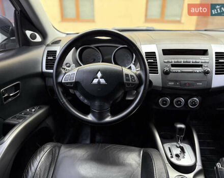 Белый Мицубиси Аутлендер ХЛ, объемом двигателя 3 л и пробегом 216 тыс. км за 10500 $, фото 66 на Automoto.ua