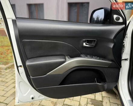 Белый Мицубиси Аутлендер ХЛ, объемом двигателя 3 л и пробегом 216 тыс. км за 10500 $, фото 58 на Automoto.ua