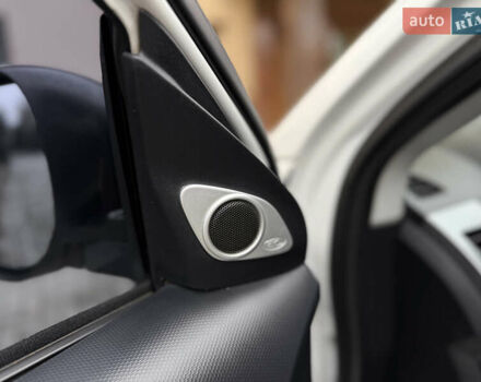 Белый Мицубиси Аутлендер ХЛ, объемом двигателя 3 л и пробегом 216 тыс. км за 10500 $, фото 64 на Automoto.ua