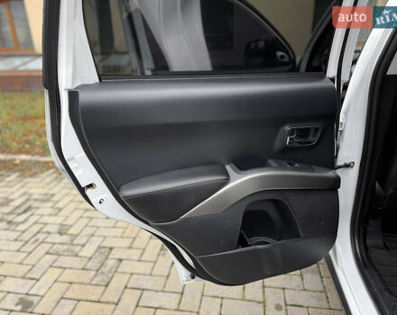 Белый Мицубиси Аутлендер ХЛ, объемом двигателя 3 л и пробегом 216 тыс. км за 10500 $, фото 72 на Automoto.ua