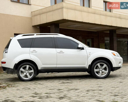 Белый Мицубиси Аутлендер ХЛ, объемом двигателя 3 л и пробегом 216 тыс. км за 10500 $, фото 35 на Automoto.ua