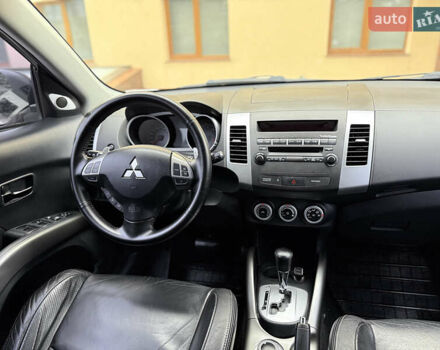 Белый Мицубиси Аутлендер ХЛ, объемом двигателя 3 л и пробегом 216 тыс. км за 10500 $, фото 69 на Automoto.ua