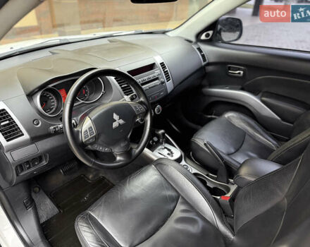 Белый Мицубиси Аутлендер ХЛ, объемом двигателя 3 л и пробегом 216 тыс. км за 10500 $, фото 56 на Automoto.ua