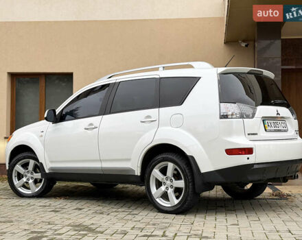 Белый Мицубиси Аутлендер ХЛ, объемом двигателя 3 л и пробегом 216 тыс. км за 10500 $, фото 51 на Automoto.ua