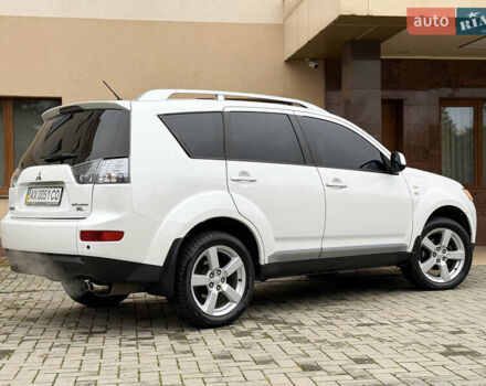 Белый Мицубиси Аутлендер ХЛ, объемом двигателя 3 л и пробегом 216 тыс. км за 10500 $, фото 40 на Automoto.ua