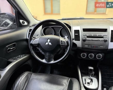 Белый Мицубиси Аутлендер ХЛ, объемом двигателя 3 л и пробегом 216 тыс. км за 10500 $, фото 67 на Automoto.ua