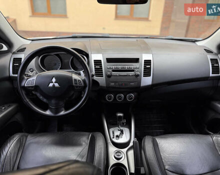 Белый Мицубиси Аутлендер ХЛ, объемом двигателя 3 л и пробегом 216 тыс. км за 10500 $, фото 68 на Automoto.ua