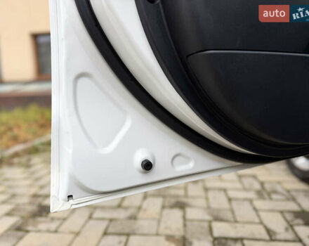 Белый Мицубиси Аутлендер ХЛ, объемом двигателя 3 л и пробегом 216 тыс. км за 10500 $, фото 61 на Automoto.ua